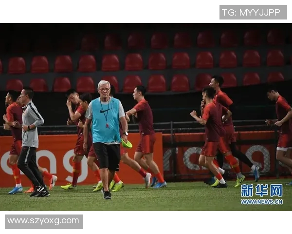 足球巨星跨界挑战篮球赛场展现多才多艺的精彩瞬间