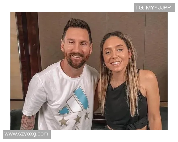 足球明星与爱妻甜蜜亲吻瞬间展现幸福生活的温馨画面