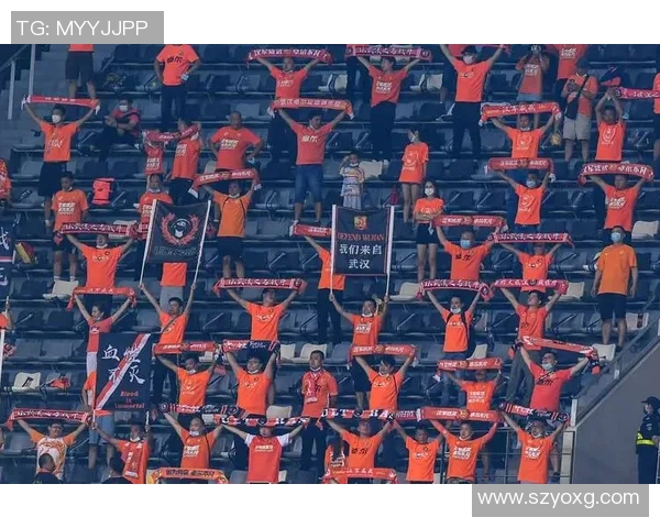 足球明星亲临现场为球迷签名互动热情瞬间定格难忘回忆