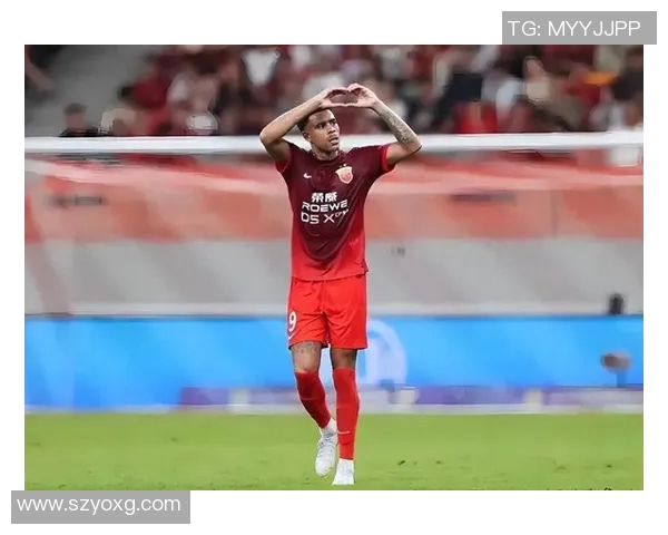 足球明星趣味模仿经典动作引发球迷热议与欢笑