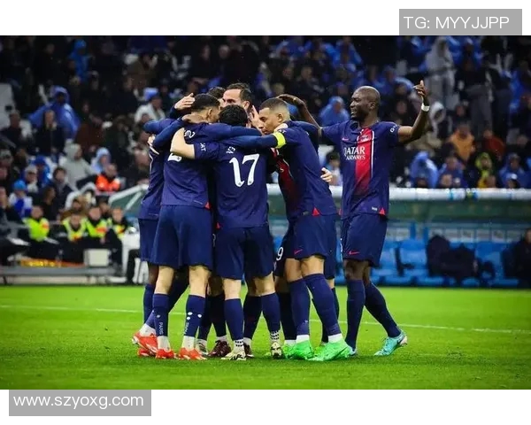 大巴黎足球明星齐聚一堂的精彩合照展现团队精神与友谊的瞬间